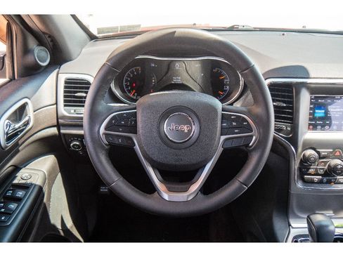 Used 2018 Jeep Grand Cherokee Laredo AWD/4WD image 21