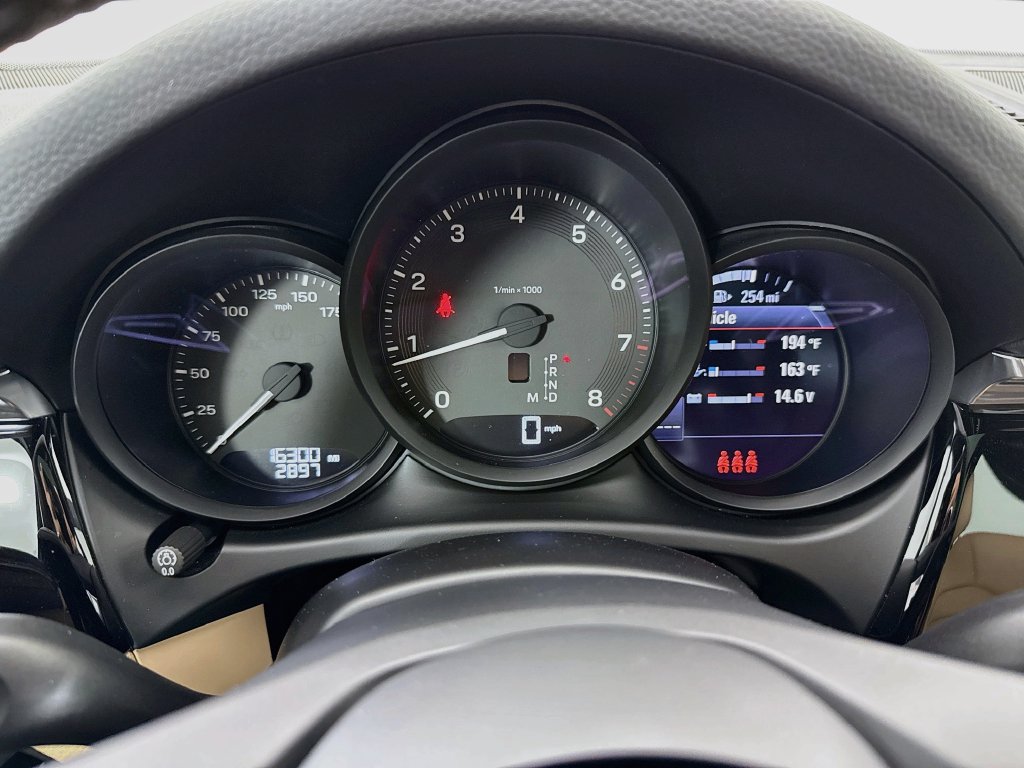 Certified 2025 Porsche Macan AWD/4WD image 16