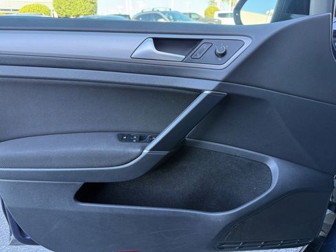 Used 2016 Volkswagen e-Golf SE image 13