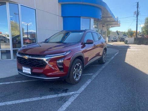 Used 2024 Chevrolet Trax LT w/ LT Convenience Package image 2