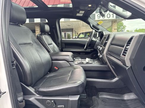 Used 2018 Ford Expedition XLT w/ Equipment Group 202A AWD/4WD image 24