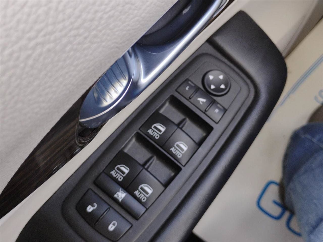 Used 2023 Chrysler Pacifica Limited FWD image 42