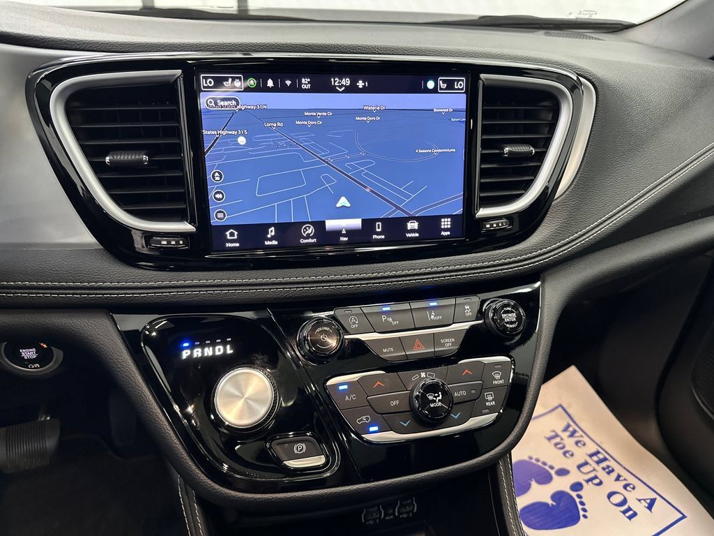 Used 2025 Chrysler Pacifica Limited FWD image 32