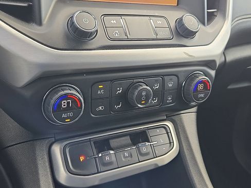 Used 2023 GMC Acadia SLE image 22