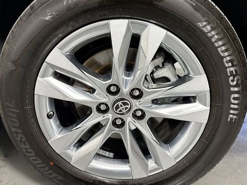 Used 2024 Toyota Sienna Limited image 36