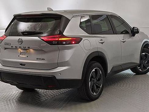 Used 2024 Nissan Rogue SV image 3