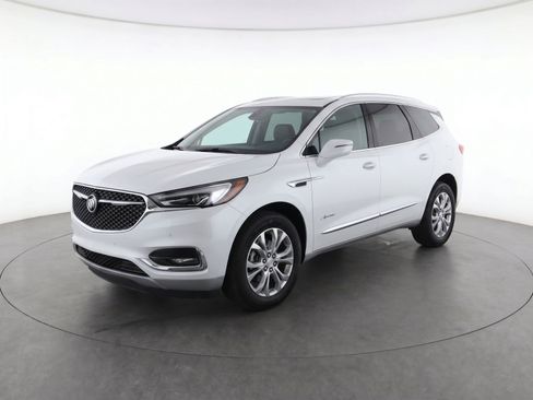 Used 2018 Buick Enclave Avenir w/ Avenir Technology Package FWD image 2