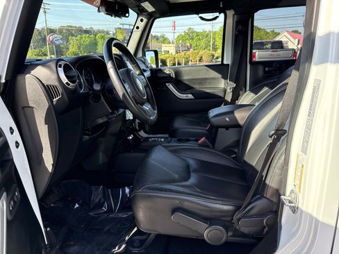 Used 2017 Jeep Wrangler Unlimited Sahara w/ Connectivity Group AWD/4WD image 5