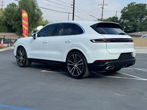 Used 2024 Porsche Cayenne w/ Premium Package AWD/4WD image 7