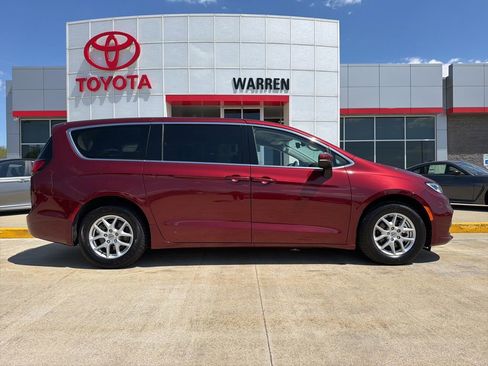 Used 2023 Chrysler Pacifica Touring-L FWD image 3