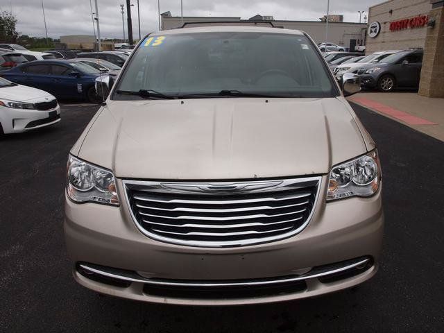 Used 2013 Chrysler Town & Country Touring-L w/ Entertainment Group #2 FWD image 4