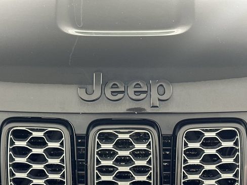 Used 2018 Jeep Grand Cherokee Altitude AWD/4WD image 31