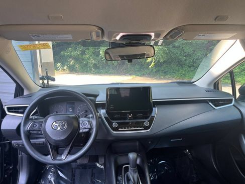 Used 2025 Toyota Corolla LE FWD image 31