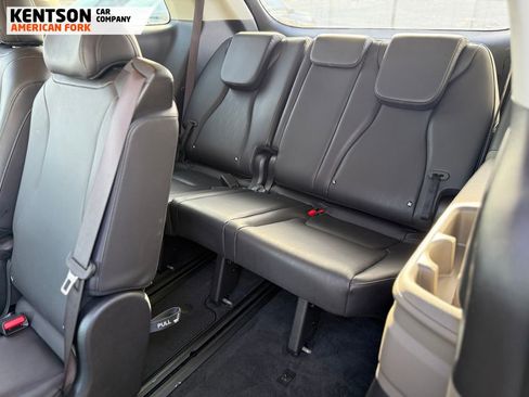 Used 2025 Kia Carnival image 40