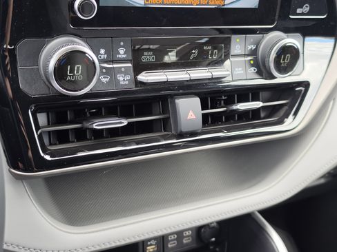 Used 2023 Toyota Highlander LE FWD image 24