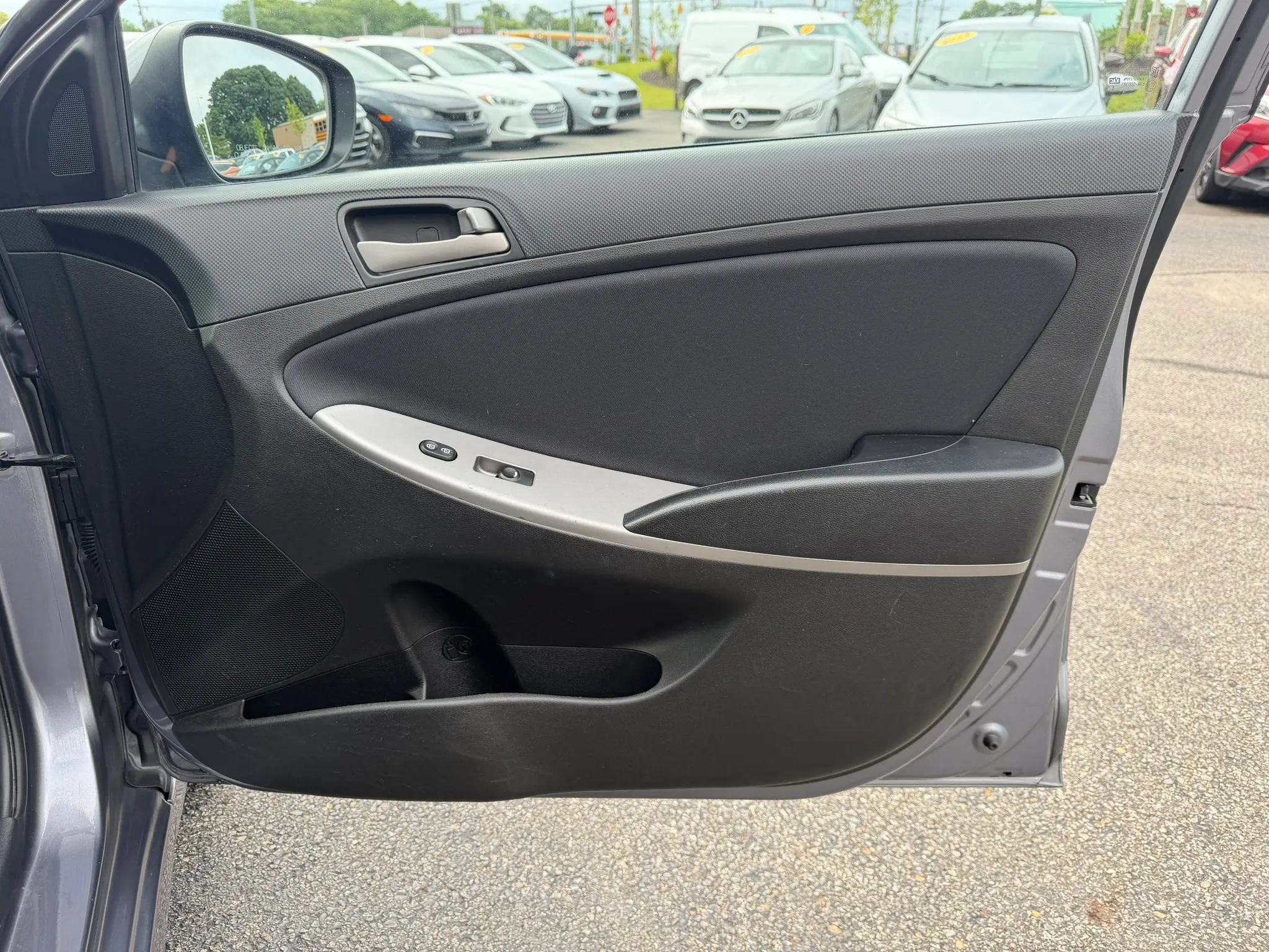 Used 2017 Hyundai Accent SE FWD image 25