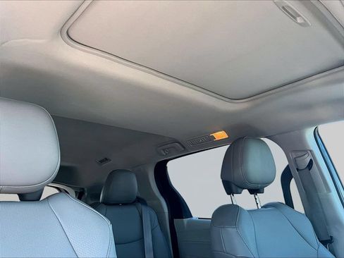 Used 2021 Toyota Sienna XLE w/ XLE Plus Package FWD image 22