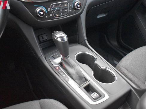 Used 2018 Chevrolet Equinox LT image 19