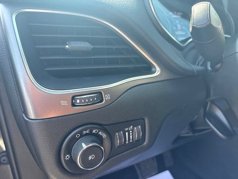 Used 2019 Jeep Cherokee Latitude Plus w/ Cold Weather Group AWD/4WD image 12