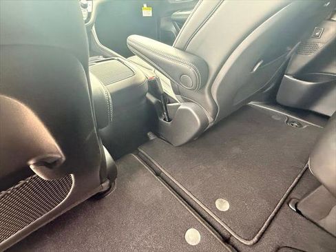 Certified 2025 Chrysler Pacifica Limited image 30