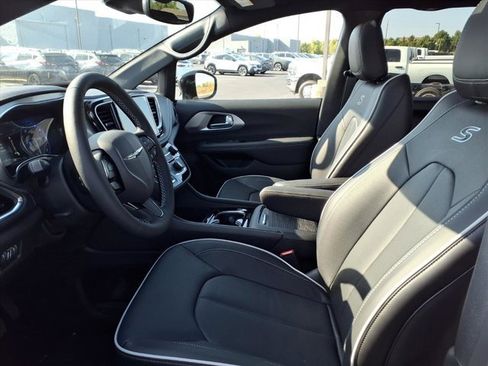 New 2026 Chrysler Pacifica Limited w/ S Appearance Package image 14