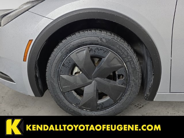 Used 2025 Toyota Prius LE FWD image 9