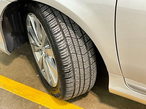 Used 2012 Toyota Avalon Limited image 32