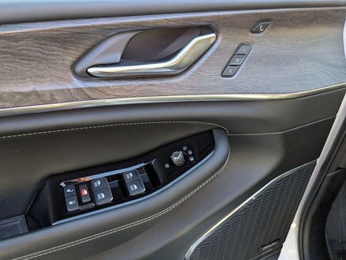 Used 2024 Jeep Grand Cherokee Overland w/ Luxury Tech Group IV image 18