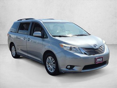 Used 2015 Toyota Sienna XLE FWD image 3