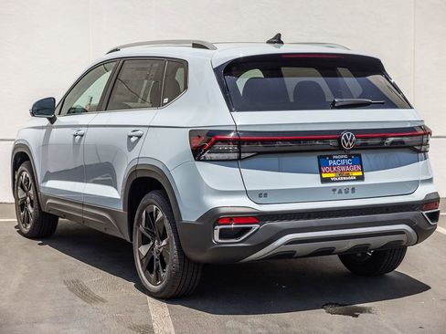 New 2026 Volkswagen Taos SE FWD image 3