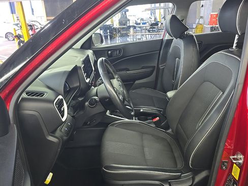 Used 2024 Hyundai Venue Limited FWD image 2