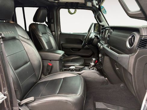 Used 2019 Jeep Wrangler Unlimited Sahara image 11