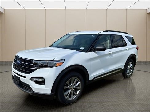 Used 2020 Ford Explorer XLT w/ Equipment Group 202A AWD/4WD image 2
