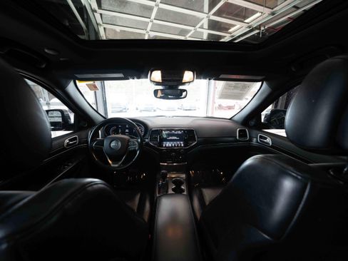 Used 2020 Jeep Grand Cherokee Limited w/ Luxury Group II image 18