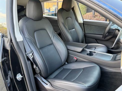 Used 2022 Tesla Model Y Long Range image 33