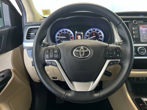 Used 2019 Toyota Highlander XLE AWD/4WD image 6