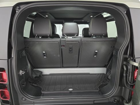 New 2025 Land Rover Defender 90 X-Dynamic SE image 13
