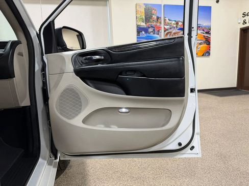 Used 2019 Dodge Grand Caravan SE FWD image 29