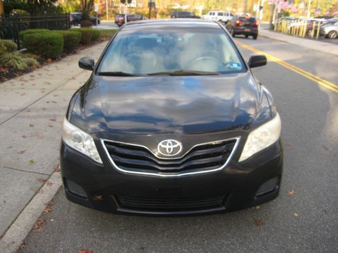 Used 2010 Toyota Camry LE image 2