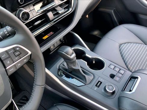 Certified 2025 Toyota Highlander XSE image 16