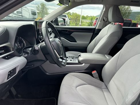 Used 2023 Toyota Highlander LE AWD/4WD image 21
