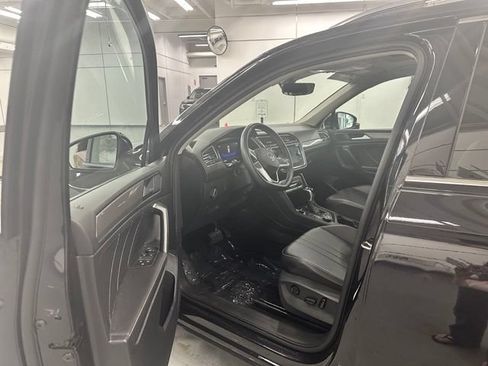 Certified 2022 Volkswagen Tiguan SE w/ Panoramic Sunroof Package AWD/4WD image 3