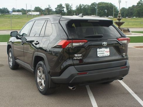 Used 2022 Toyota RAV4 XLE AWD/4WD image 16