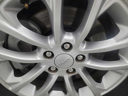 Used 2019 Jeep Cherokee Latitude Plus w/ Comfort/Convenience Group image 31