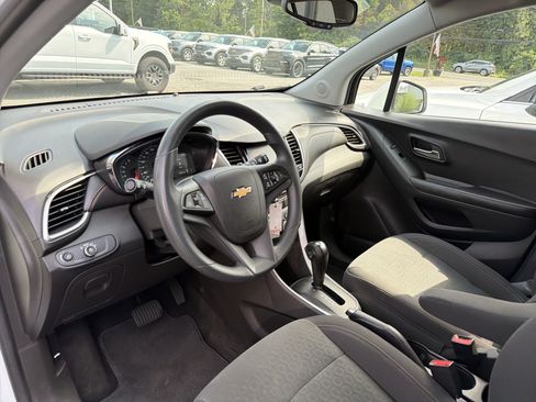 Used 2022 Chevrolet Trax LS w/ Tint and Cruise Package AWD/4WD image 9