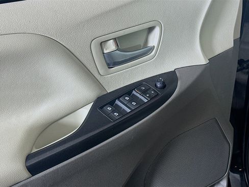 Used 2017 Toyota Sienna LE image 15