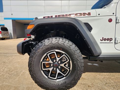 Used 2025 Jeep Wrangler Unlimited Rubicon AWD/4WD image 9