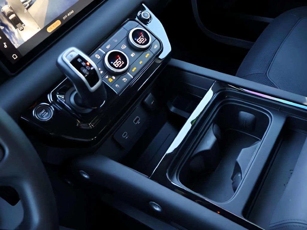 Certified 2024 Land Rover Defender 110 X-Dynamic SE AWD/4WD image 23