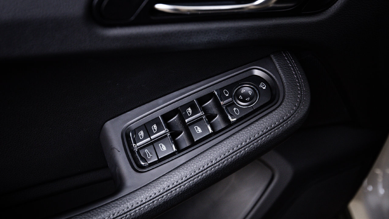 Certified 2023 Porsche Macan AWD/4WD image 22
