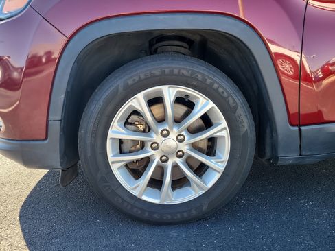 Used 2019 Jeep Cherokee Latitude w/ Popular Appearance Group image 9